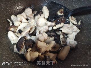 香菇炒鸡肉的做法步骤：3