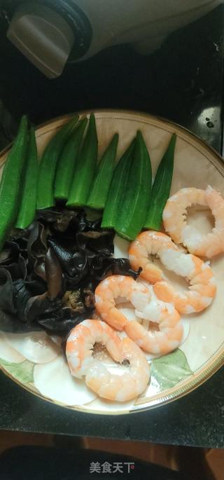 虾仁拌木耳秋葵的做法步骤：4
