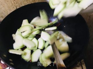 酸辣西葫芦的做法步骤：2