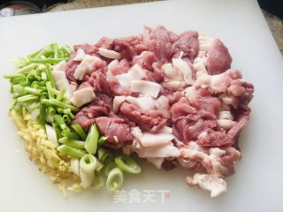 韭苔大肉水饺的做法步骤：1