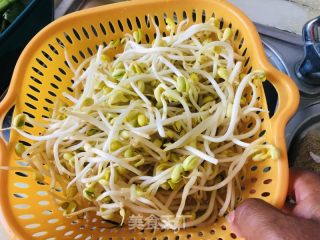 黄豆芽炒牛肉的做法步骤：1