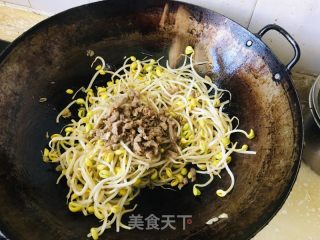 黄豆芽炒牛肉的做法步骤：3