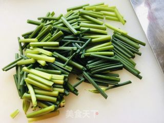 韭苔炒牛肉的做法步骤：1