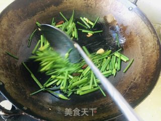 韭苔炒牛肉的做法步骤：3