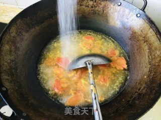 最简版西红柿鸡蛋汤的做法步骤：1