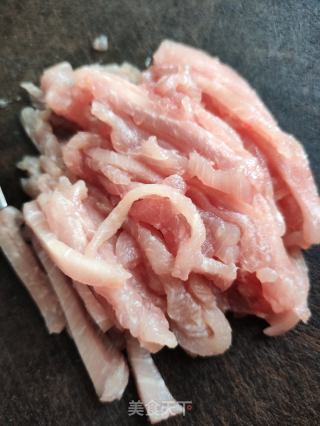 黄花菜胡萝卜炒肉丝的做法步骤：1