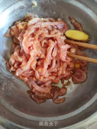 黄花菜胡萝卜炒肉丝的做法步骤：2