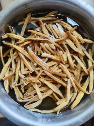 黄花菜胡萝卜炒肉丝的做法步骤：4