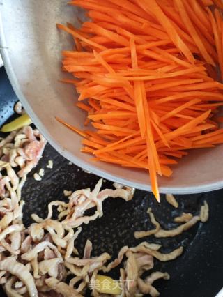 黄花菜胡萝卜炒肉丝的做法步骤：7