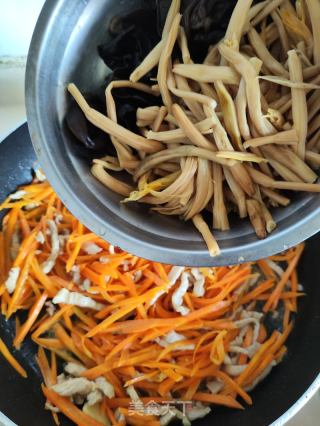 黄花菜胡萝卜炒肉丝的做法步骤：8