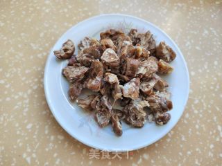 洋葱青椒炒肥肠的做法步骤：1