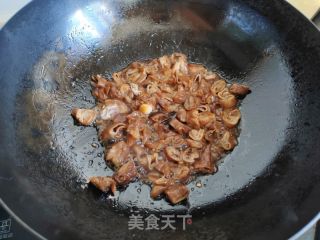 洋葱青椒炒肥肠的做法步骤：3
