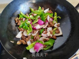 洋葱青椒炒肥肠的做法步骤：4