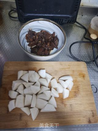 牛肉炖白萝卜的做法步骤：1