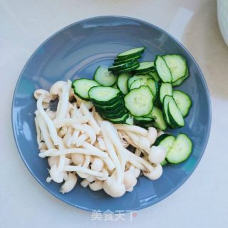 黄瓜肉丸汤的做法步骤：2