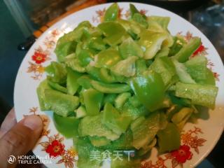 柿子椒炒鸡蛋的做法步骤：1