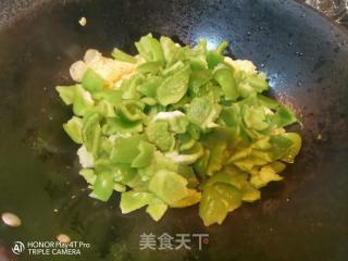 柿子椒炒鸡蛋的做法步骤：3