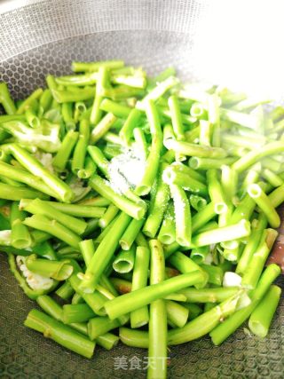 炒空心菜梗的做法步骤：4