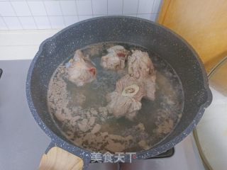 鹿茸菇筒骨玉米汤面的做法步骤：1