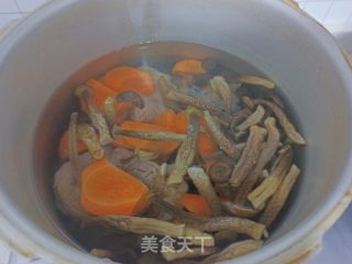 鹿茸菇筒骨玉米汤面的做法步骤：2