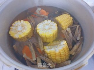 鹿茸菇筒骨玉米汤面的做法步骤：3
