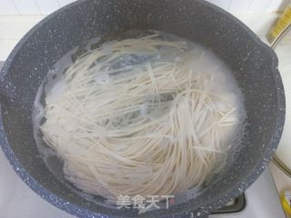 鹿茸菇筒骨玉米汤面的做法步骤：5