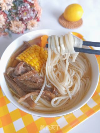 鹿茸菇筒骨玉米汤面的做法步骤：7