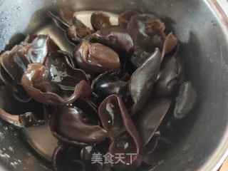 黄瓜木耳拌腐竹的做法步骤：2