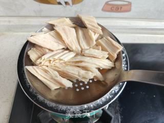 黄瓜木耳拌腐竹的做法步骤：3