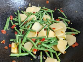土豆片炒长豆角的做法步骤：5