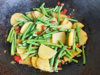土豆片炒长豆角的做法步骤：8