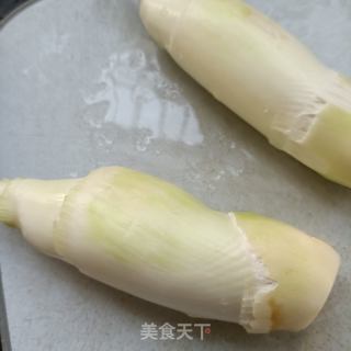 筋头巴脑炒茭白的做法步骤：1