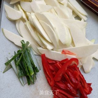 筋头巴脑炒茭白的做法步骤：2