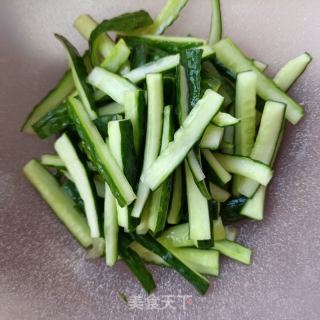 白玉菇黄瓜炒蛋的做法步骤：1