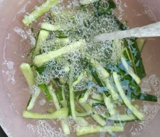 白玉菇黄瓜炒蛋的做法步骤：2