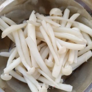白玉菇黄瓜炒蛋的做法步骤：3