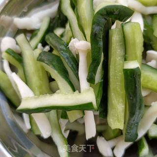 白玉菇黄瓜炒蛋的做法步骤：4