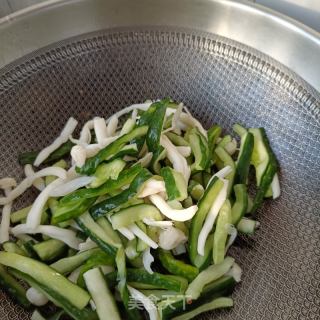 白玉菇黄瓜炒蛋的做法步骤：8