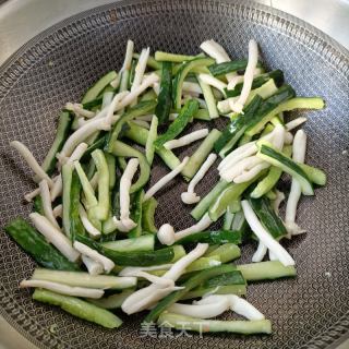 白玉菇黄瓜炒蛋的做法步骤：9