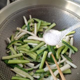 白玉菇黄瓜炒蛋的做法步骤：10