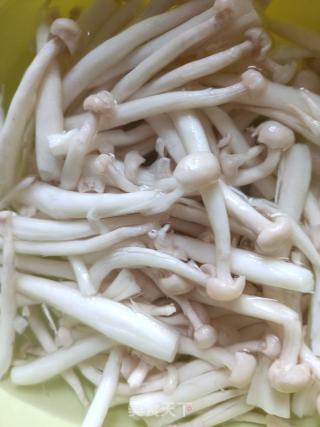 青椒白玉菇炒鸡蛋的做法步骤：2