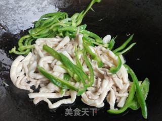 青椒白玉菇炒鸡蛋的做法步骤：7