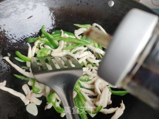 青椒白玉菇炒鸡蛋的做法步骤：8
