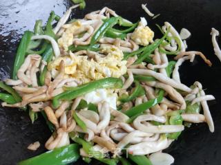 青椒白玉菇炒鸡蛋的做法步骤：9