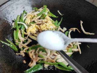 青椒白玉菇炒鸡蛋的做法步骤：10
