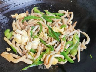青椒白玉菇炒鸡蛋的做法步骤：11