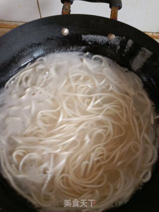 番茄鸡蛋盖浇面的做法步骤：1