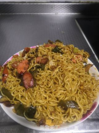 方便面炒火腿肠的做法