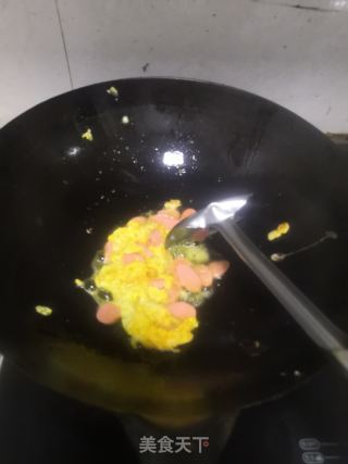 方便面炒火腿肠的做法步骤：2