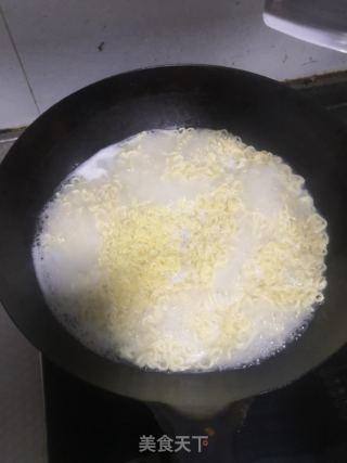 方便面炒火腿肠的做法步骤：3